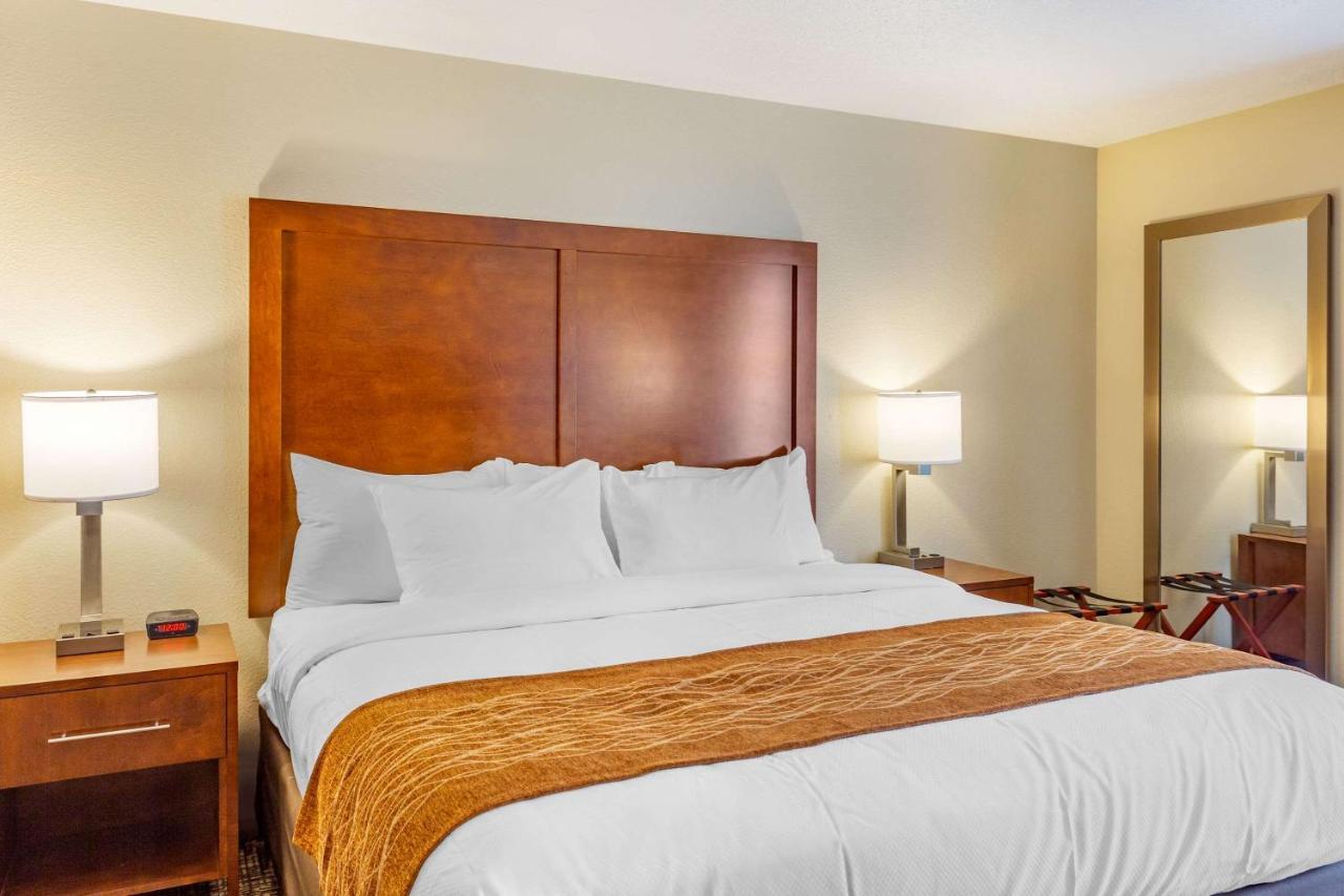 Comfort Inn Dekalb - Adjacent The University Extérieur photo